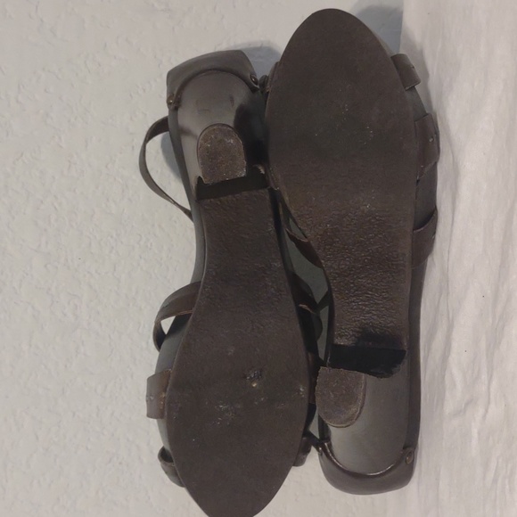 Vince Camuto Sandal with cute stitching and stone detail. Size, best guess,7-7.5 - Picture 10 of 12